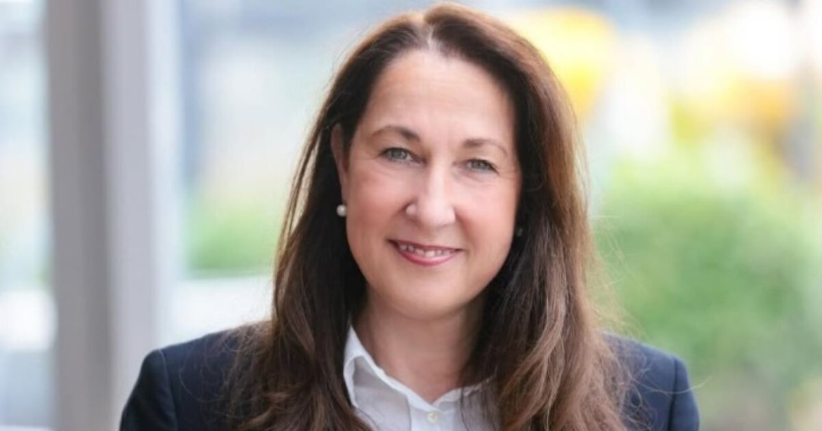 Γερμανία: Ανακρίνονται τα δυο θετά παιδιά της δημάρχου που χαροπαλεύει μετά τις 13 μαχαιριές – Με χειροπέδες ο 15χρονος γιος της