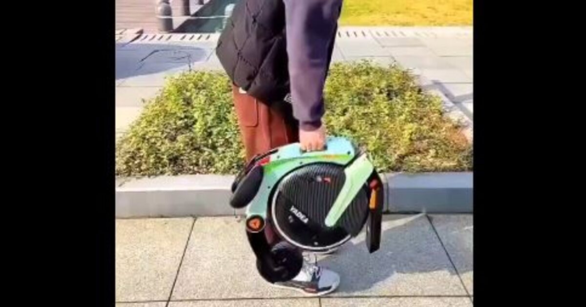 Εταιρεία κατασκεύασε αναδιπλούμενο ηλεκτρικό ποδήλατο σε μέγεθος τσάντας – Δείτε βίντεο