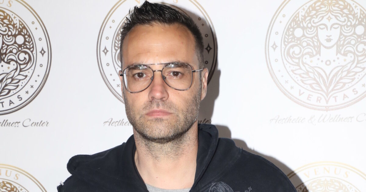 Κώστας Φραγκολιάς: «Συνήθως δέχομαι φλερτ από άνδρες, έχουν ξεφύγει λίγο τα αγόρια»