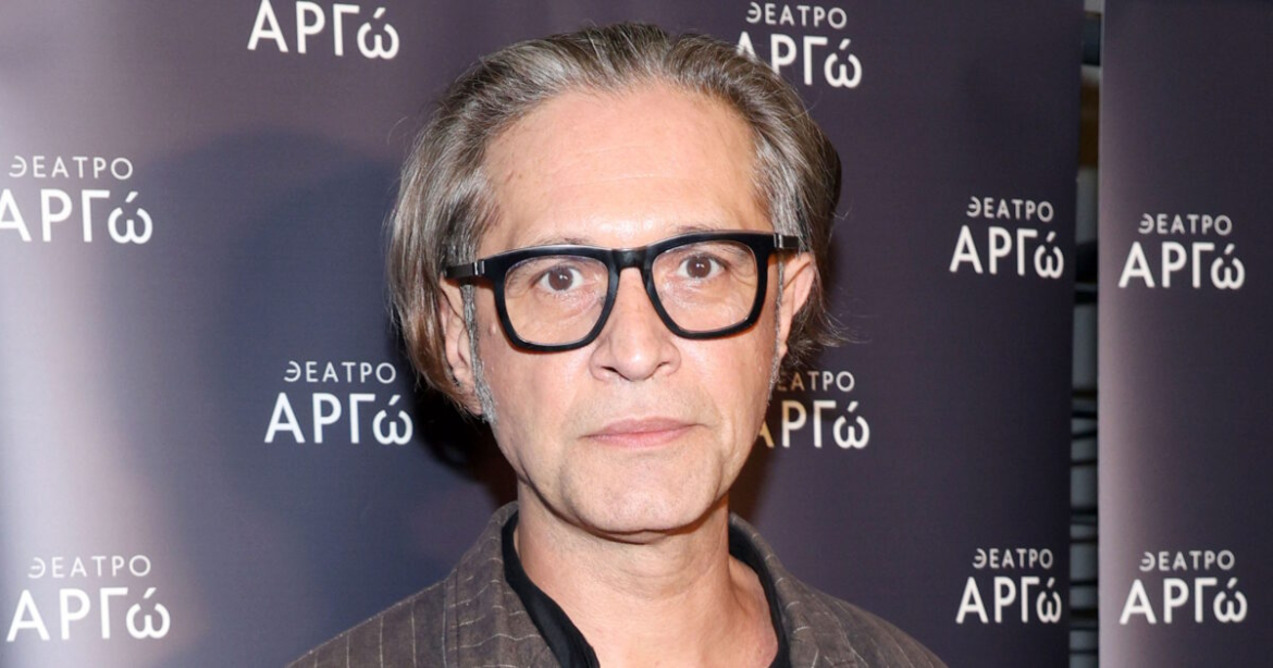 Αιμίλιος Χειλάκης: «Το ζήτημα στις σχέσεις δεν είναι να σου ανήκει ο άλλος αλλά να αφεθείς να του ανήκεις»