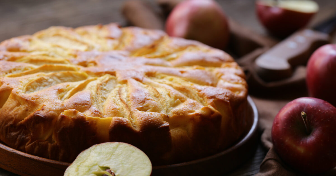 Συνταγή για εύκολη μηλόπιτα κέικ χωρίς ζάχαρη, χωρίς μίξερ, σε ένα μπωλ