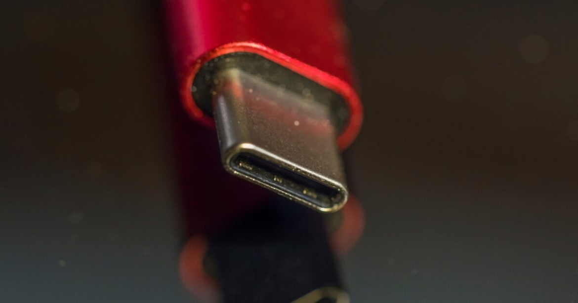 Φωτιά σε μονοκατοικία στον Βόλο από φορτιστή κινητού: Το βραχυκύκλωμα παραλίγο να του κοστίσει το σπίτι του