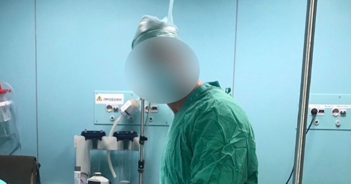 «Δεν είμαι γιατρός, έχω κέντρο αισθητικής» λέει ο 40χρονος που έδειρε την οδηγό και φωτογραφίζεται με τη χειρουργική ποδιά επί το έργον