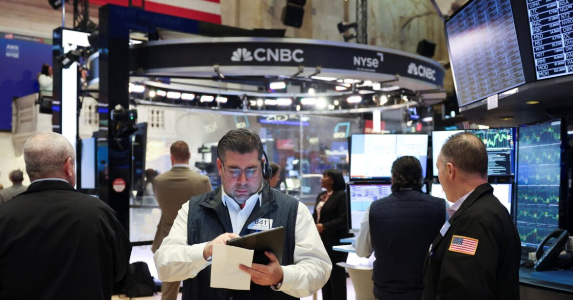 Wall Street: Ο S&P 500 κλείνει με κόκκινο κατά τη διάρκεια της ασταθούς συνεδρίασης καθώς ο Τραμπ πλήττει ξανά την Κίνα