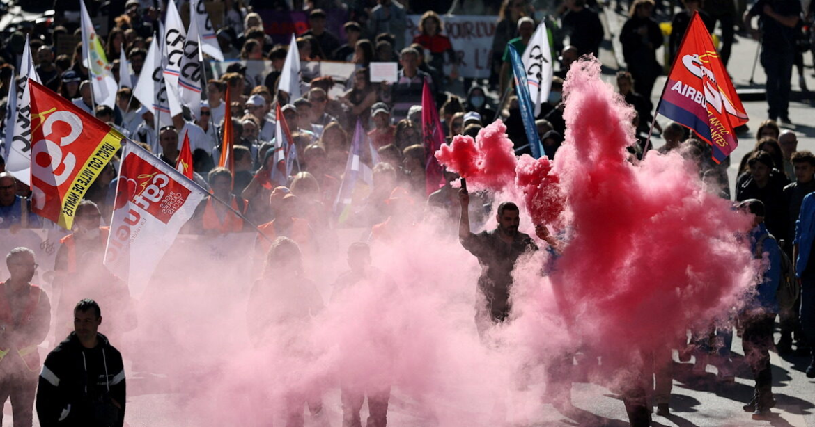 Γαλλία: Ξεχύνονται στους δρόμους οι πολίτες – Διαδηλώσεις κατά των περικοπών στον προϋπολογισμό σε όλη τη χώρα