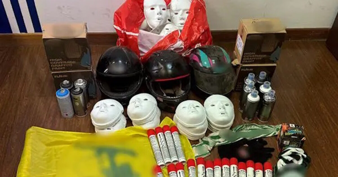 Συνελήφθη ο πρόεδρος του Ατρομήτου Βασίλης Μπέτσης – Βρέθηκαν φωτοβολίδες, κροτίδες και κοντάρια στο γήπεδο του Περιστερίου