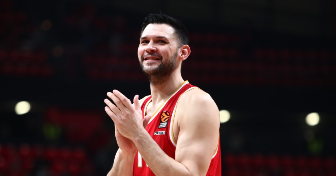 Ο Κώστας Παπανικολάου ξεπέρασε τον Γιώργο Πρίντεζη και έγινε recordman συμμετοχών στην ιστορία του Ολυμπιακού