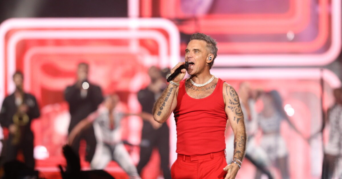 Ο Ρόμπι Γουίλιαμς «μάγεψε» την Αθήνα ντυμένος στα κόκκινα: Το εντυπωσιακό σόου στο κατάμεστο Καλλιμάρμαρο