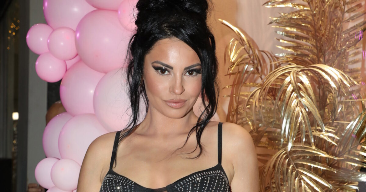 Δήμητρα Αλεξανδράκη: Η φωτογραφία με το νυφικό και το μήνυμα για το τέλος της σχέσης της