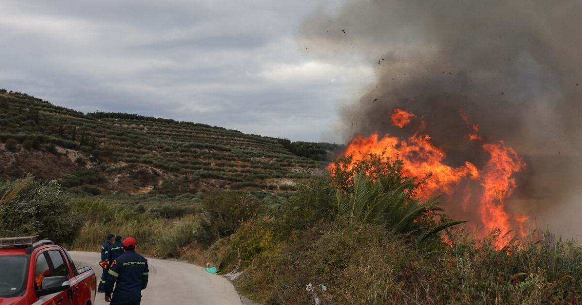 Φωτιά στις Μελέσες Ηρακλείου: Στην μάχη και εναέρια μέσα