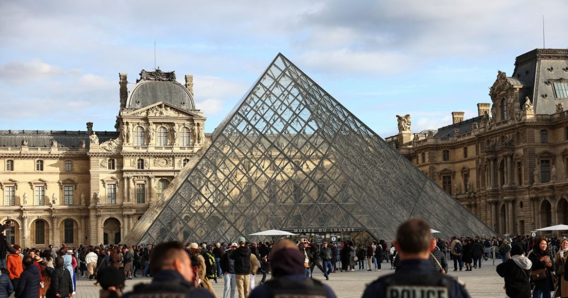 Λούβρο: Ερευνητές χτενίζουν το Παρίσι για να βρουν τα κλεμμένα κοσμήματα, δύο άτομα παραμένουν ασύλληπτα – Φόβοι ότι οι θησαυροί έχουν λιώσει