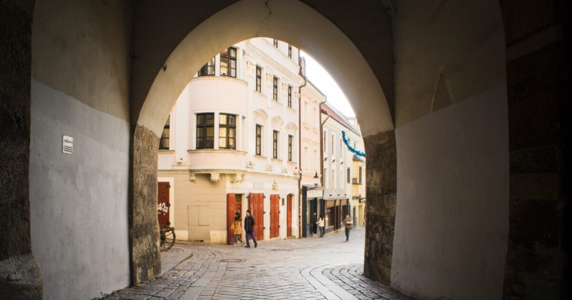 Η Σλοβακία βάζει όριο ταχύτητας στους πεζούς: «Φρένο» πρέπει να πατήσουν και ποδήλατα και πατίνια που κυκλοφορούν στα πεζοδρόμια