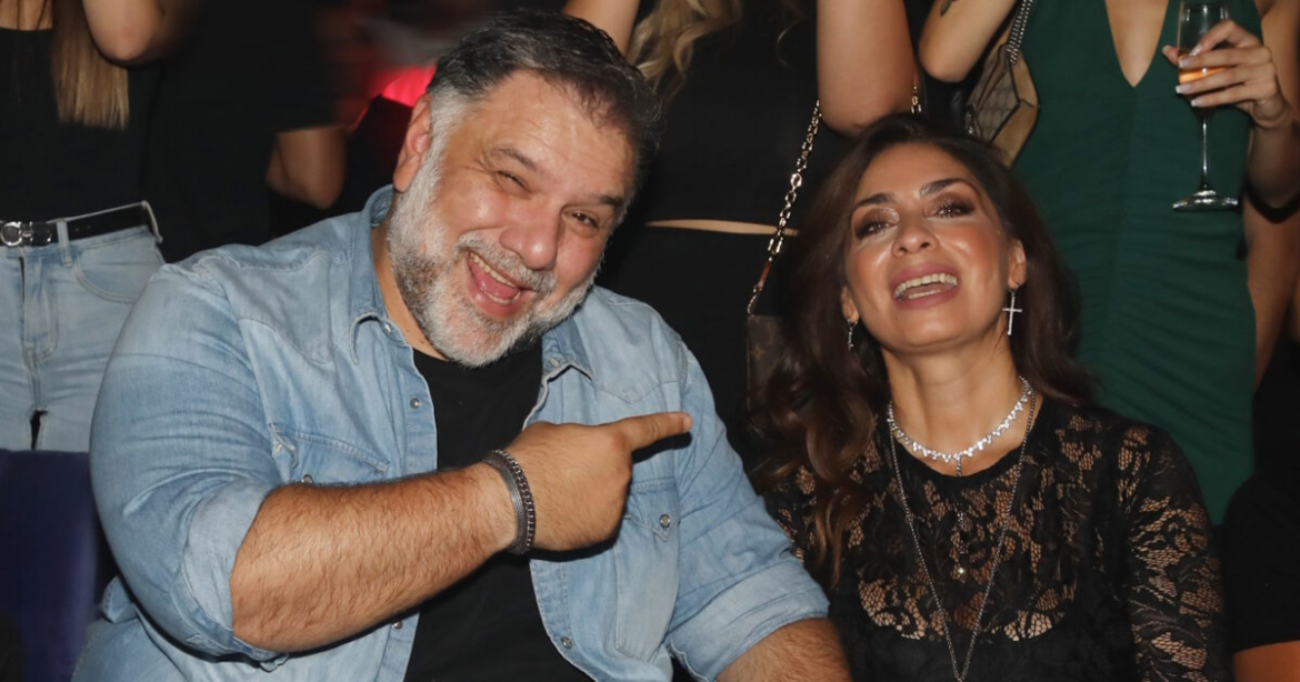 Ο Γρηγόρης Αρναούτογλου και η Νάνσυ Αντωνίου διασκέδασαν στα μπουζούκια – Η σπάνια δημόσια έξοδος του ζευγαριού