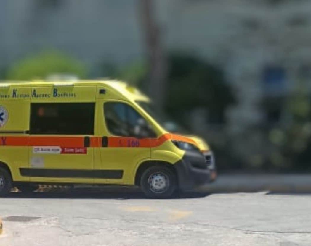 Ίλιον: Δύο τραυματίες σε σοβαρό τροχαίο με παράσυρση πεζού από δίκυκλο