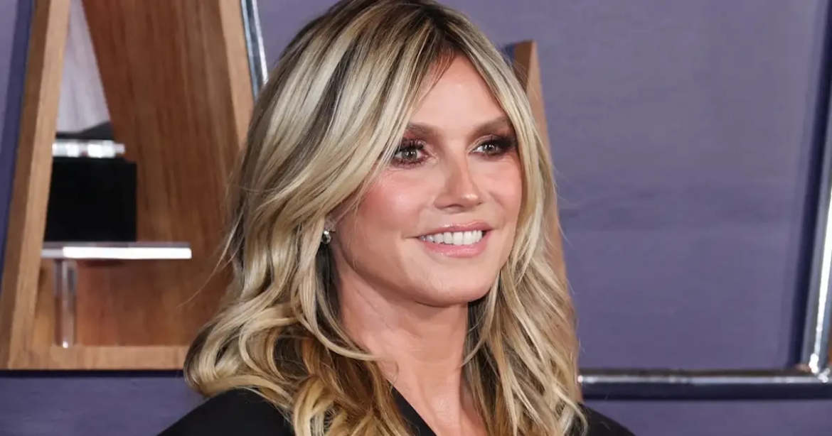 Χάιντι Κλουμ: Εμφανίστηκε με διάφανο φόρεμα στο Παρίσι και άφησε ελάχιστα για τη φαντασία