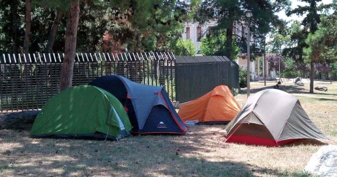 Μεσσηνία: Πώς έγινε το διπλό φονικό στο κάμπινγκ – Αναζητούν τον μαυροντυμένο οδηγό μηχανής που εγκατέλειψε το σημείο