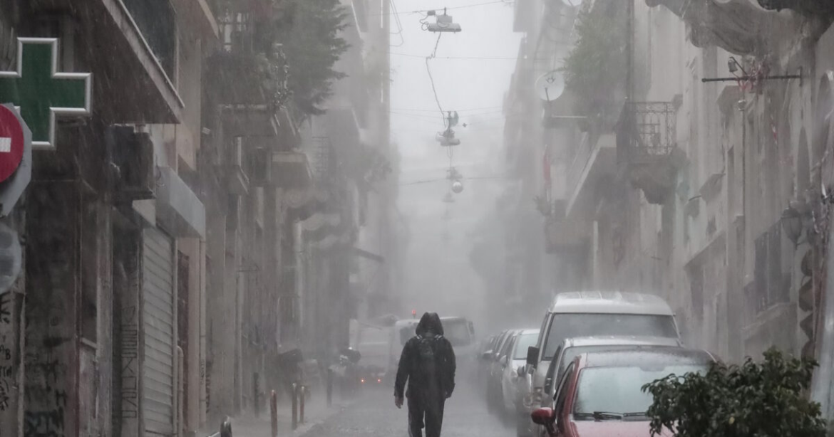 Καιρός: Ισχυρές καταιγίδες με νέα «βουτιά» της θερμοκρασίας και θυελλώδεις ανέμους την Τρίτη – Πού θα ανοίξουν οι ουρανοί