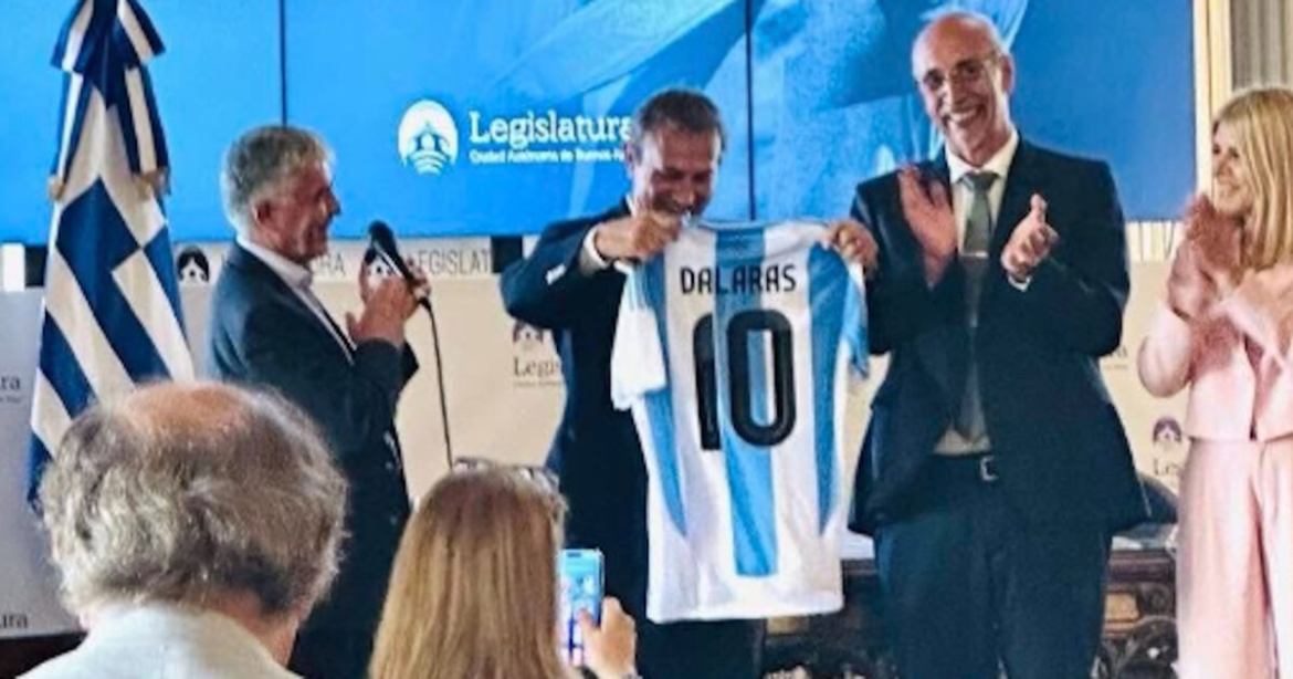 Ο Γιώργος Νταλάρας στην Αργεντινή – Του χάρισαν τη θρυλική φανέλα με το «10»