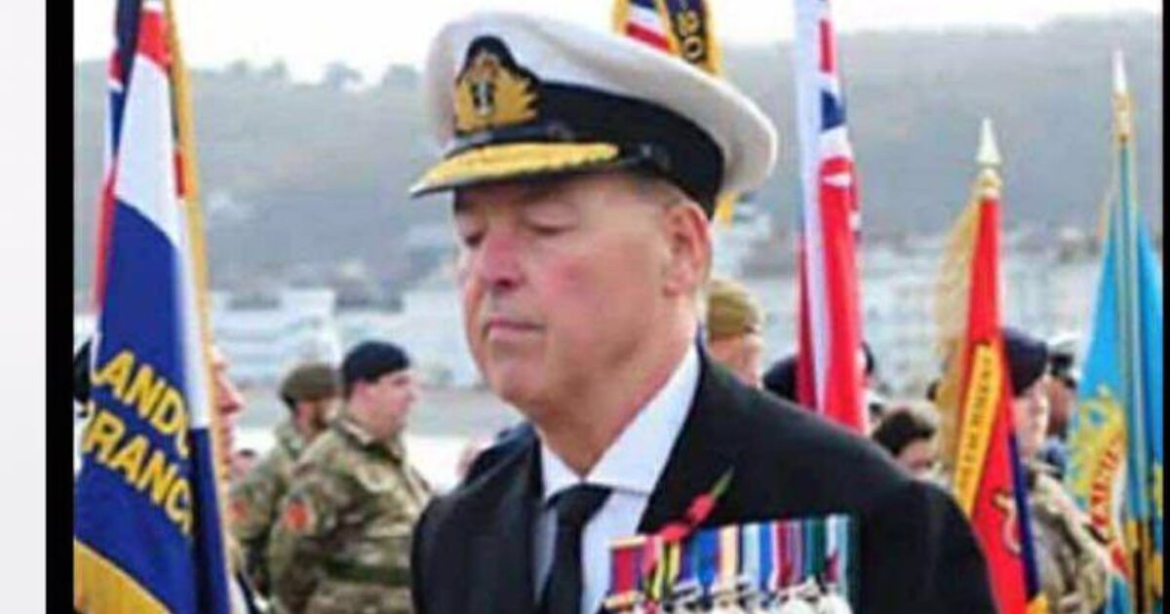 Σάλος στην Ηνωμένο Βασίλειο: Άνδρας παρίστανε τον υποναύαρχο σε τελετή για την Ημέρα Μνήμης των Πεσόντων – Κατέθεσε και στεφάνι