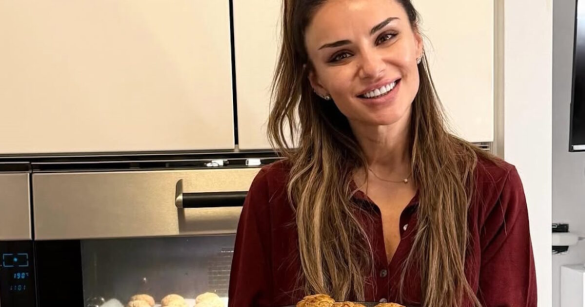 Η Ελένη Τσολάκη έφτιαξε μελομακάρονα: «Τα πρώτα μας Χριστούγεννα μαζί, το σπίτι πρέπει να μυρίζει αγάπη»