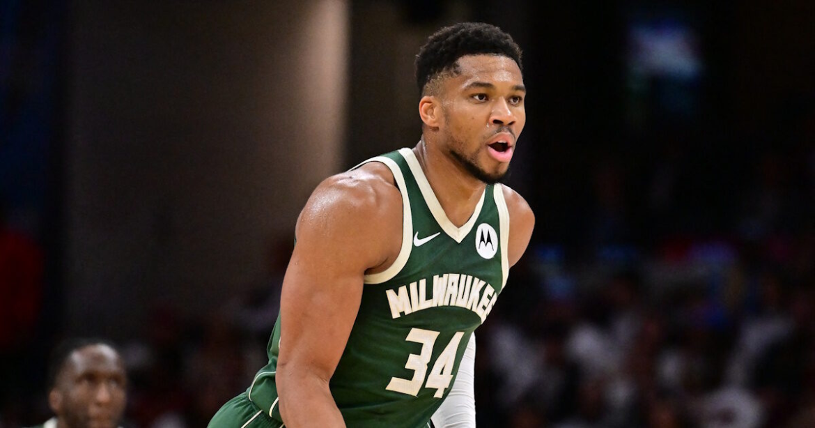 Γιάννης Αντετοκούνμπο: Ελαφριά θλάση ο «Greek freak» και λήξη συναγερμού στους Μιλγουόκι Μπακς