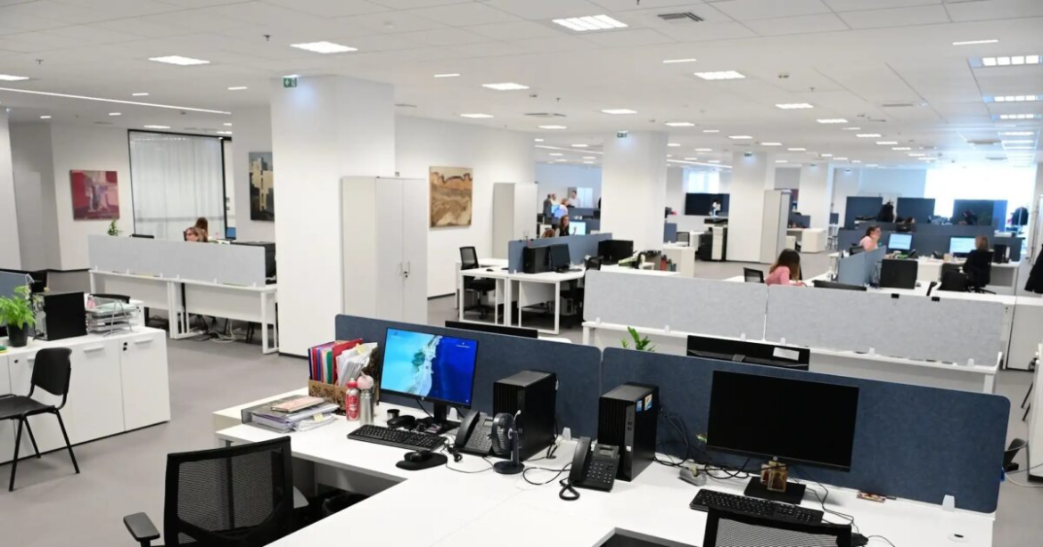 Προϋπολογισμός 2026: Οριζόντιες αυξήσεις για τους δημόσιους υπάλληλους και ειδικά μισθολόγια σε ένστολους