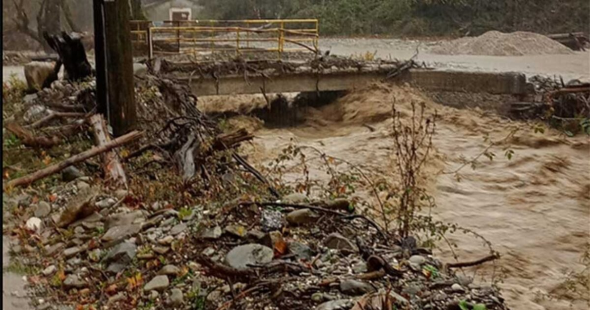 Κακοκαιρία: Προβλήματα στα ορεινά χωριά της Καλαμπάκας – Υπερχείλισαν ρέματα, έκλεισαν δρόμοι