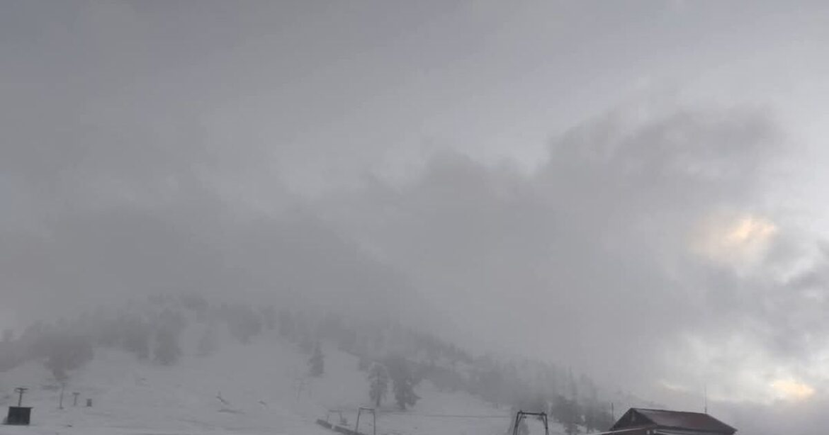 Έφτασαν τα πρώτα χιόνια: Στα λευκά ντύθηκαν τα χιονοδρομικά κέντρα του Πισοδερίου και της Βασιλίτσας