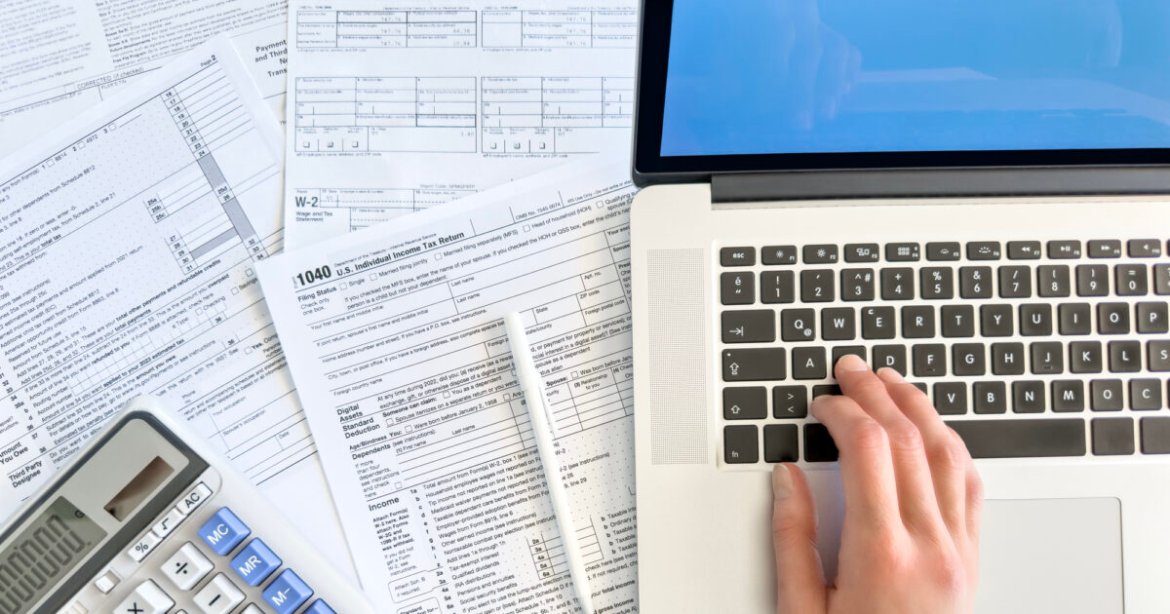 Προϋπολογισμός: Στα 59,2 δισ. ευρώ τα φοροέσοδα – Πρωτογενές πλεόνασμα 10,2 δισ.