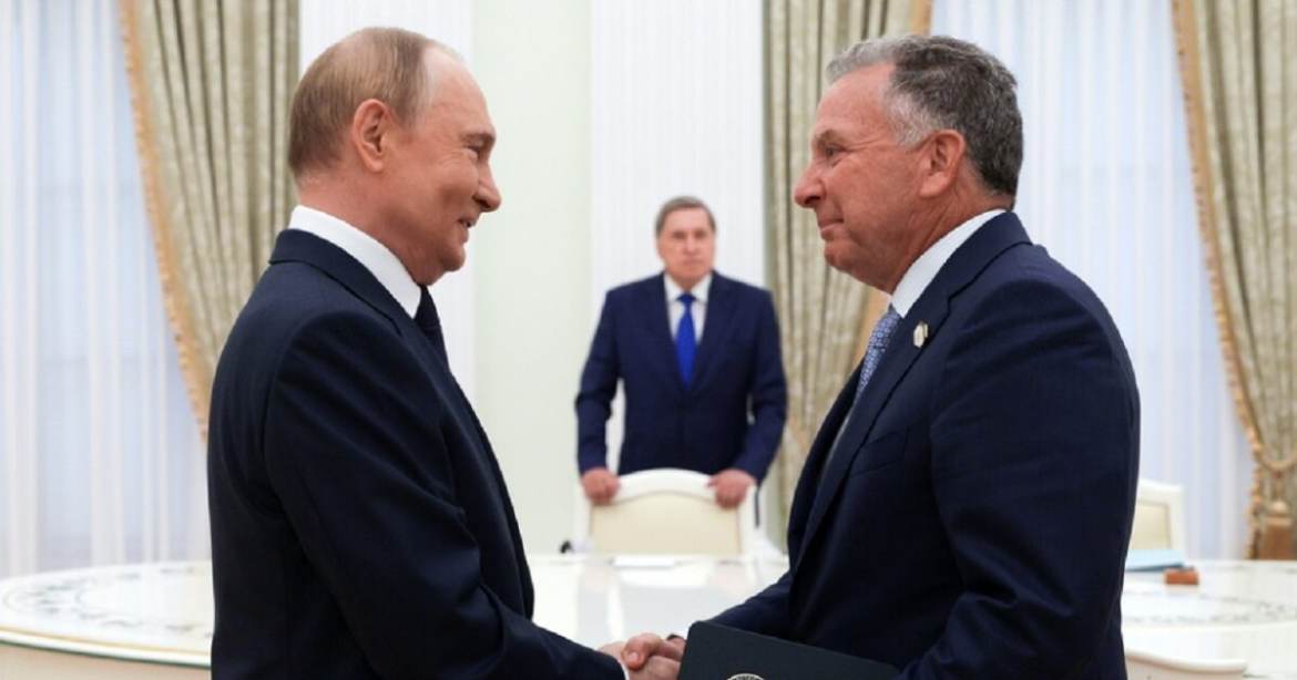 Bloomberg: Ο διάλογος Γουίτκοφ – Ουσάκοφ που «γέννησε» το σχέδιο Τραμπ για την Ουκρανία