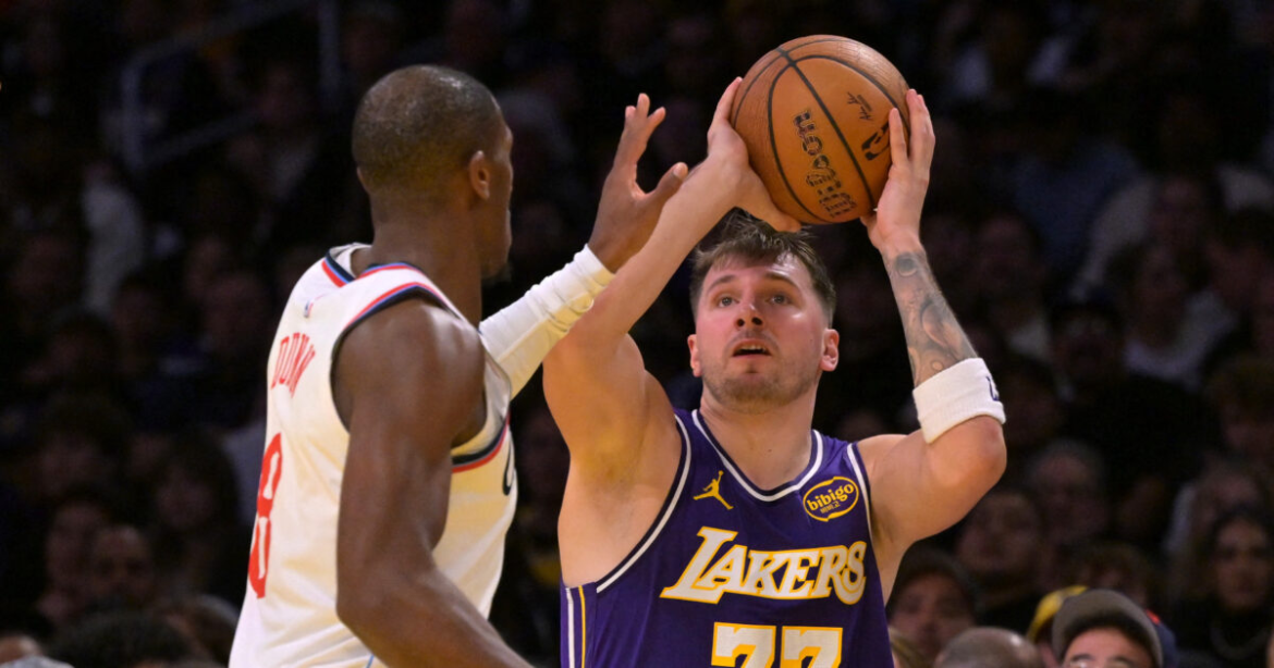 Αποτελέσματα NBA: Ο μαγικός Λούκα Ντόντσιτς οδήγησε τους Λέικερς στη νίκη επί των Κλίπερς