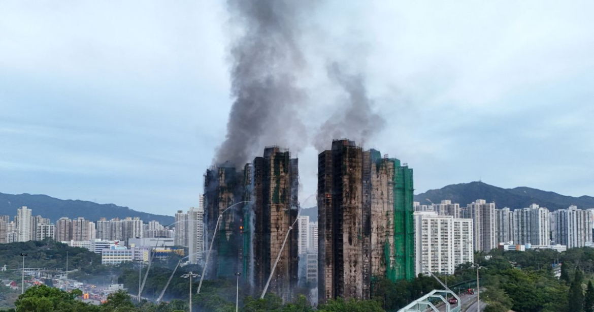 Χονγκ Κονγκ: Φλέγονται ακόμα οι ουρανοξύστες – Αγωνία για τους εκατοντάδες αγνοούμενους, μάχη με τον χρόνο δίνουν οι πυροσβέστες
