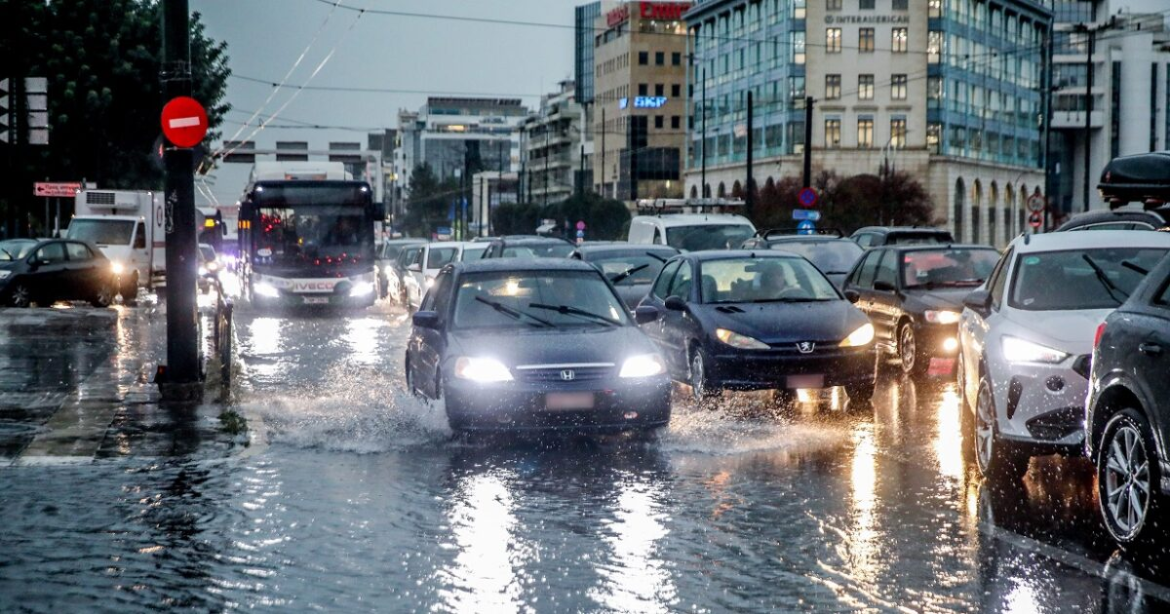 Τέσσερα δέντρα έπεσαν σε αυτοκίνητα στο Παλαιό Φάληρο, κινδύνευσαν περαστικοί