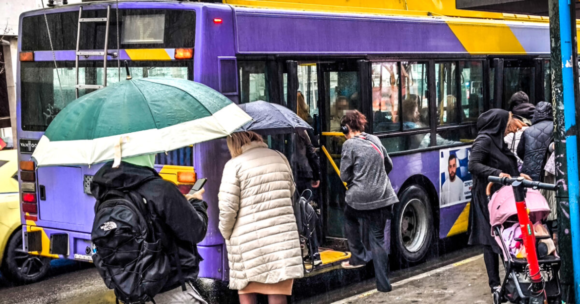 Καιρός: Ισχυρές βροχές και καταιγίδες σαρώνουν Σποράδες, ανατολική Θεσσαλία και Εύβοια – Νύχτα κεραυνών στην Αττική