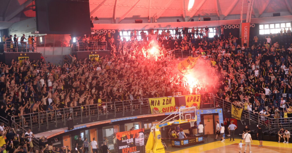 Ο Άρης Βetsson κάλεσε στο Αλεξάνδρειο τον φίλο του ΠΑΟΚ, Γιαννάκη και τους γονείς του Άλκη Καμπανού