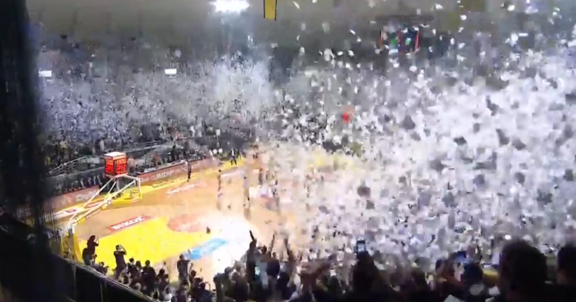 Άρης Betsson – ΠΑΟΚ: Η εκπληκτική στιγμή πριν το τζάμπολ με τους οπαδούς να πετάνε χαρτάκια στο κατάμεστο Αλεξάνδρειο