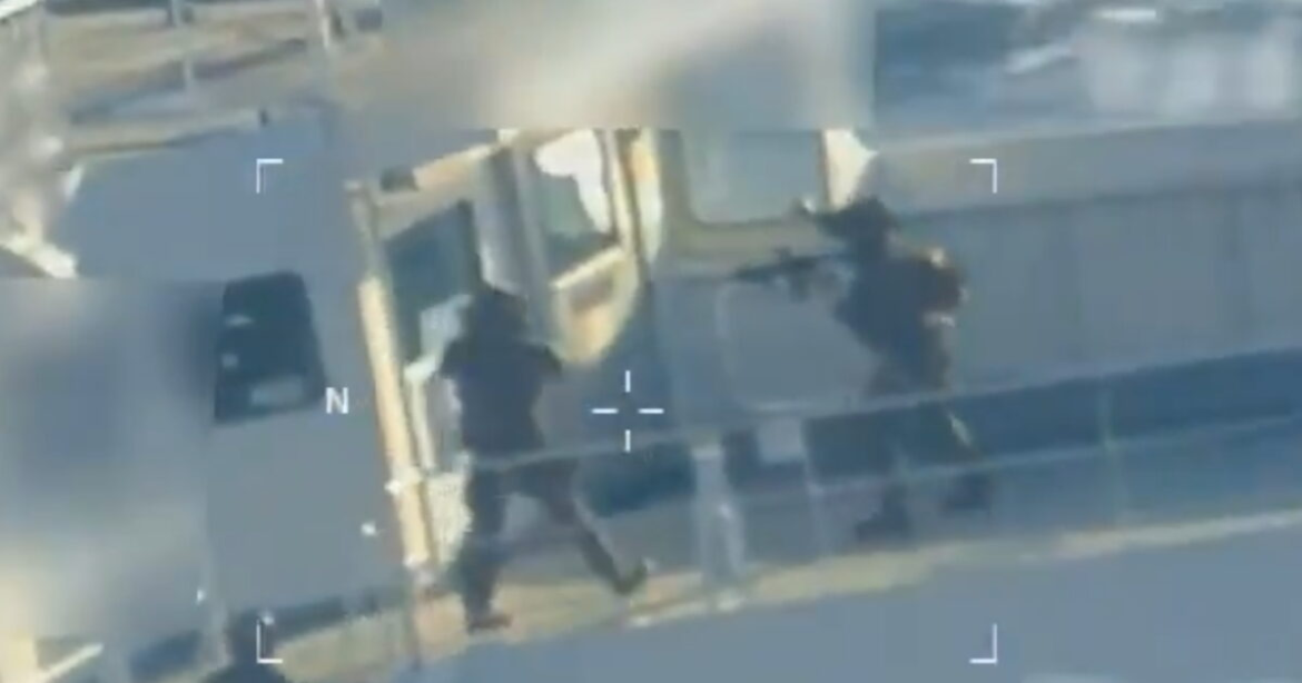 Η στιγμή του ρεσάλτο των ΗΠΑ σε πετρελαιοφόρο στην Καραϊβική – «Διεθνή πειρατεία» καταγγέλλει η Βενεζουέλα