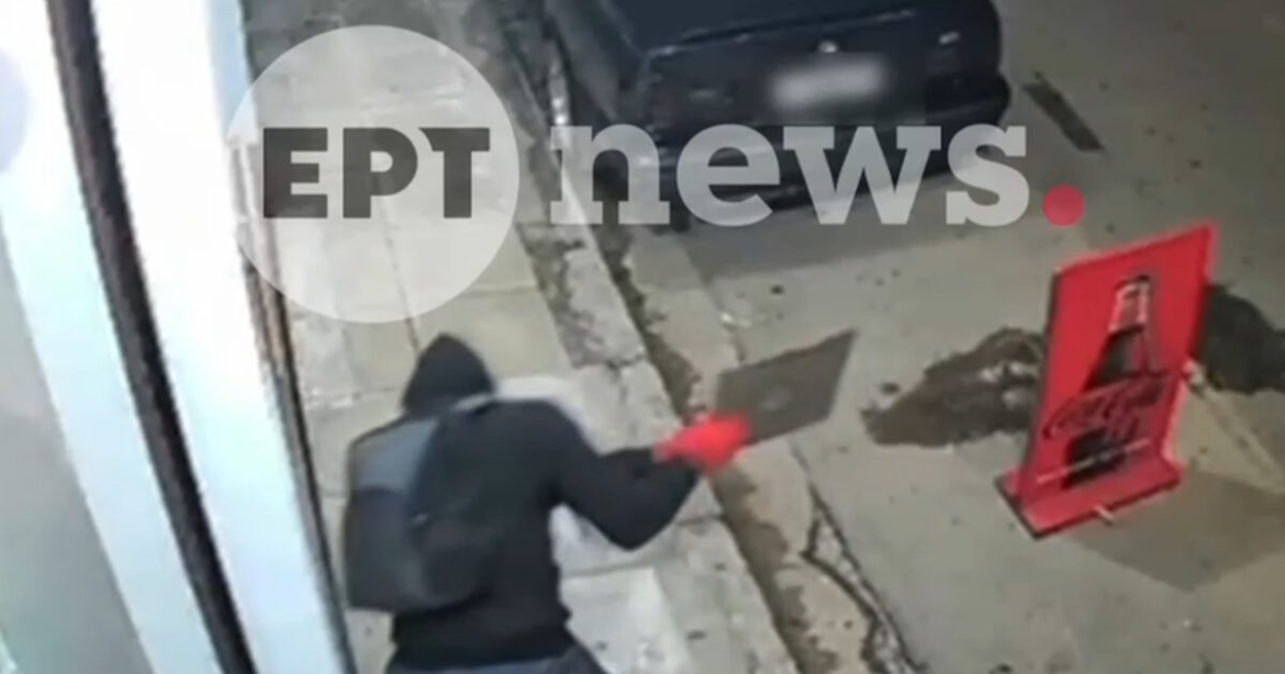 Σεπόλια: Η στιγμή που άγνωστος σπάει βιτρίνα καφετέριας με καπάκι φρεατίου – Κλέβει χρήματα και αναψυκτικά και εξαφανίζεται