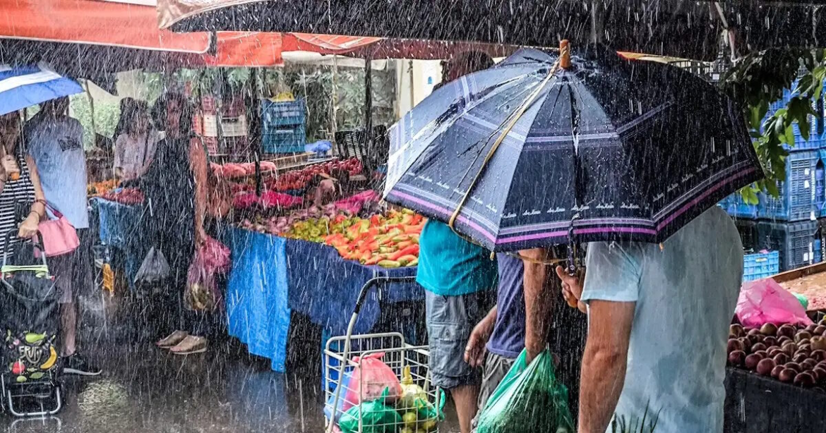 Καιρός σήμερα: Βροχές και καταιγίδες στα δυτικά και το Ιόνιο – Έως τους 20 βαθμούς η θερμοκρασία