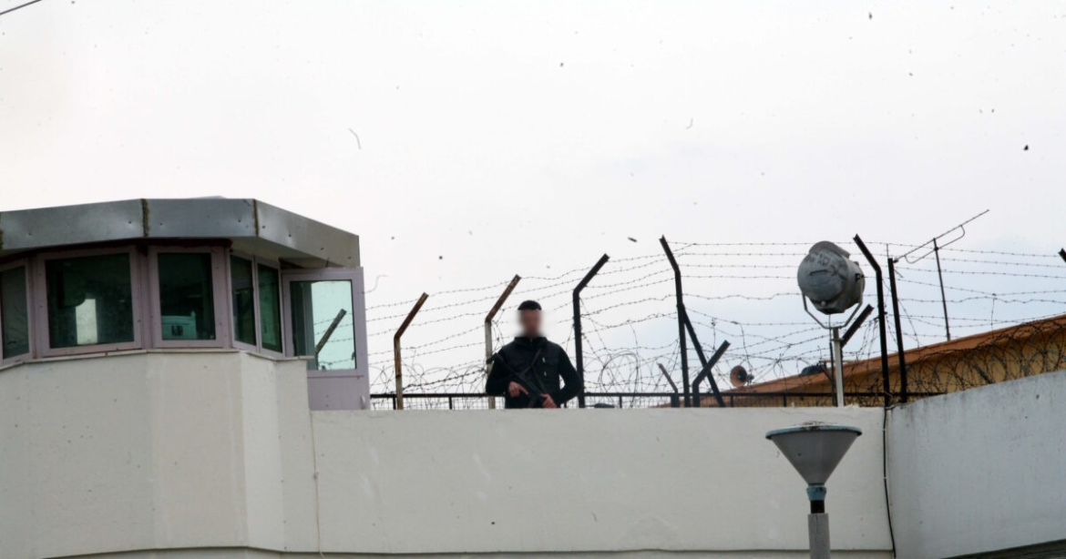 Έφοδος της αστυνομίας στις φυλακές Κορυδαλλού «αποκάλυψε» κινητά τηλέφωνα, καλώδια φόρτισης και θήκες ασύρματων ακουστικών