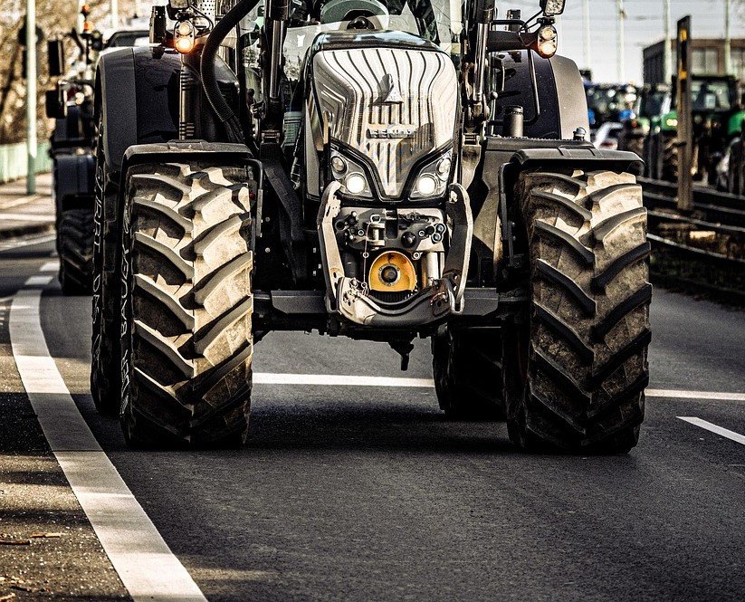 Νέα μπλόκα Αγροτών σε όλη τη χώρα: Κλειστή η ΠΑΘΕ στα Μάλγαρα, εντάσεις και επεισόδια – Τα αιτήματα των Αγροτών [Βίντεο]