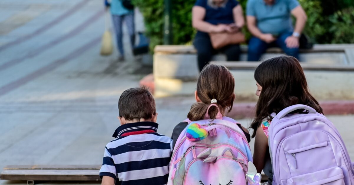 Αιγάλεω: Άνδρας περιφερόταν γυμνός έξω από δημοτικό σχολείο