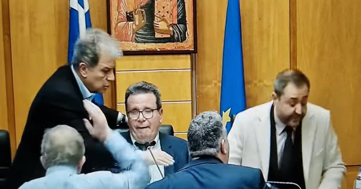 Πεδίο μάχης το περιφερειακό συμβούλιο Δυτικής Μακεδονίας: Φωνές, σπρωξιές και διακοπή – Βίντεο από τις στιγμές έντασης