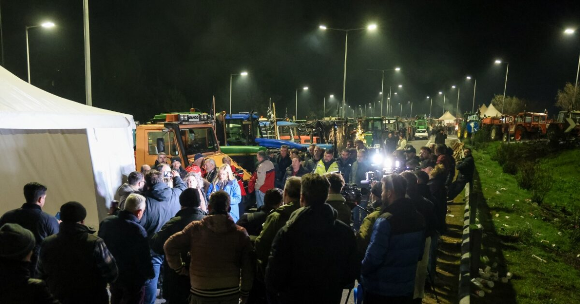 Αγρότες: Κλιμάκωση στα μπλόκα ενόψει Χριστουγέννων – Κλείνουν παρακαμπτήριους και ανοίγουν τα διόδια