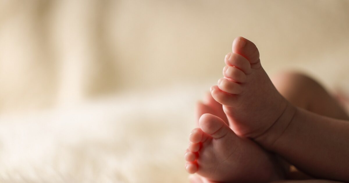 Θρίλερ με μωρό 5 μηνών που ξεψύχησε στο κρεβάτι των γονέων του – «Ξυπνήσαμε και βρήκαμε την μικρή παγωμένη»