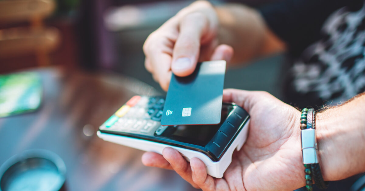 POS, IRIS και myDATA συρρίκνωσαν τη φοροδιαφυγή για το 2025: Τι συμβαίνει με το «κενό» ΦΠΑ