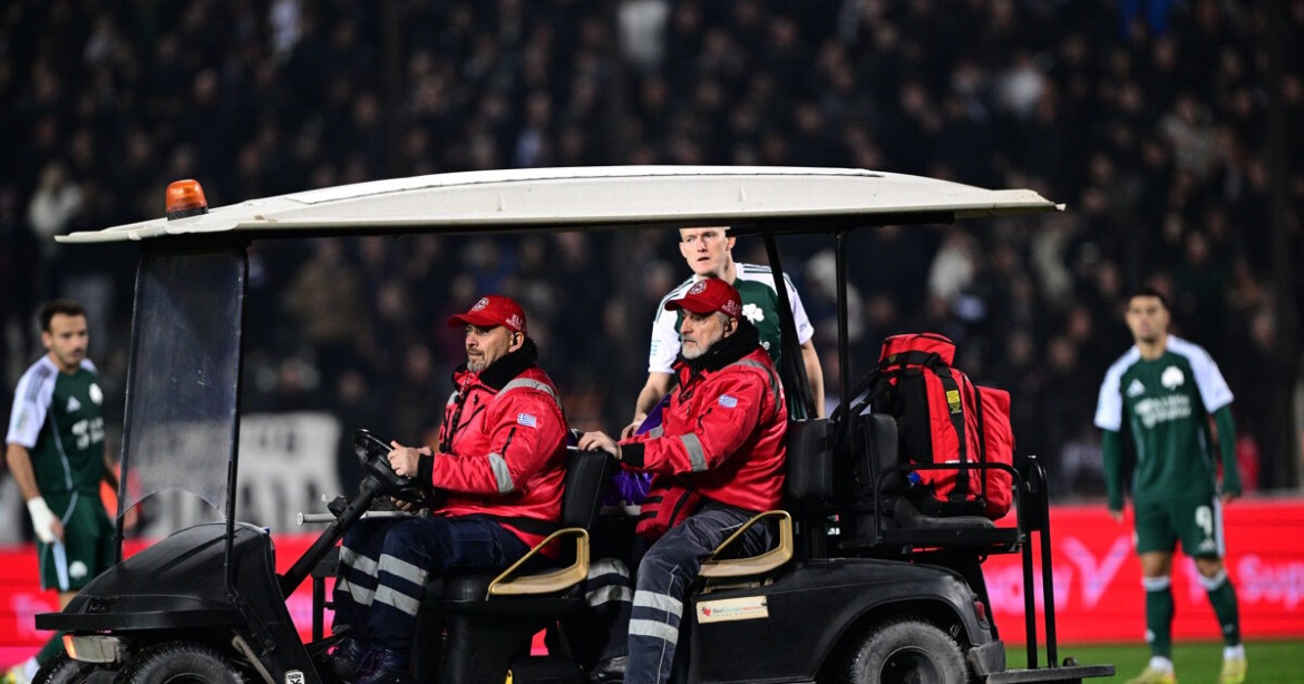 Ο Παβλένκα αποχώρησε με φορείο από το ΠΑΟΚ – Παναθηναϊκός μετά από σύγκρουση με τον Σφιντέρσκι