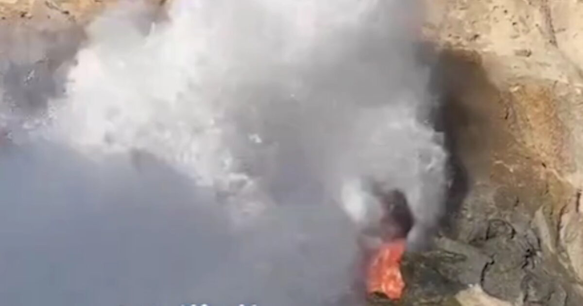 Αίγυπτος: Η στιγμή που τεράστιο κύμα «καταπίνει» τουρίστρια την ώρα που εκείνη ποζάρει για φωτογραφία