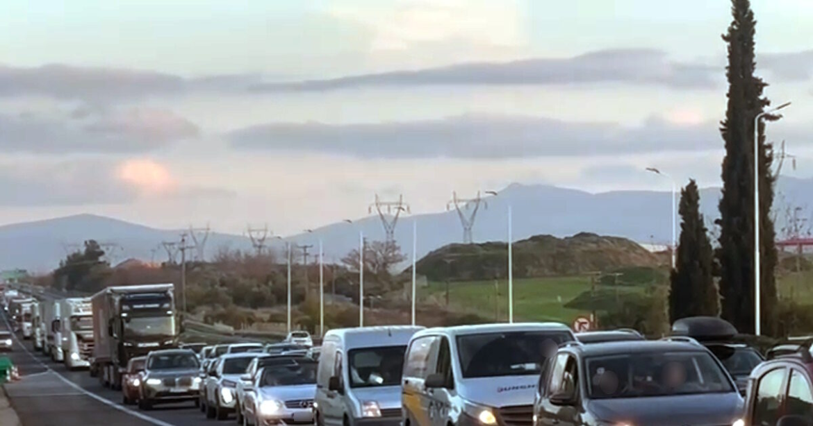 Μπλόκα αγροτών: Ταλαιπωρία δίχως τέλος για τους εκδρομείς των Χριστουγέννων – Οι εκτροπές και οι ουρές χιλιομέτρων