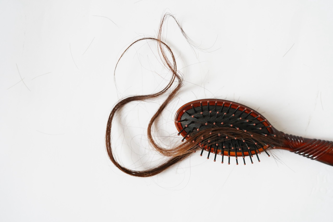 Τι Μπορεί να Σημαίνει η Αραίωση Μαλλιών; Αιτίες & Πότε να Ανησυχήσετε